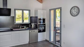 Een koelkast, een oven, een vaatwasser, een koffiezetapparaat/waterkoker