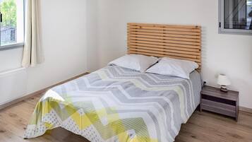 2 slaapkamers, reisbedje, beddengoed