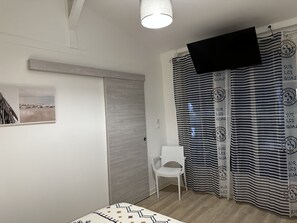 2 slaapkamers, een bureau, reisbedje, gratis wifi