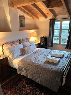 4 bedrooms, desk, iron/ironing board, free WiFi