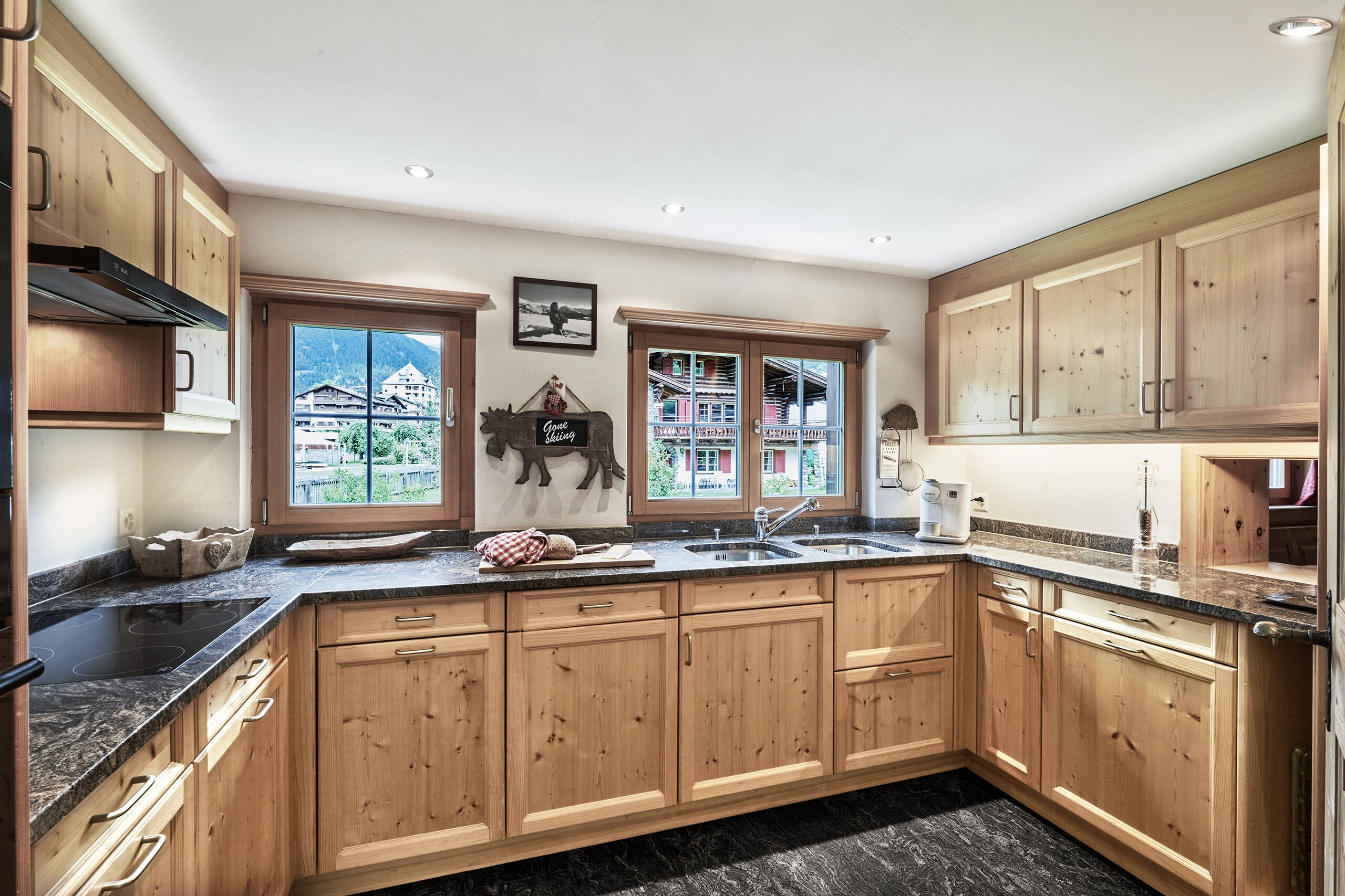 Frigorifero, piano cottura, lavastoviglie, macchina per tè/caffè