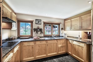 Frigorifero, piano cottura, lavastoviglie, macchina per tè/caffè