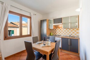 Refrigerador, horno, parrilla de estufa y utensilios de cocina 