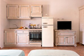Fridge, oven, stovetop, cookware/dishes/utensils