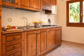 Refrigerador, parrilla de estufa y utensilios de cocina 