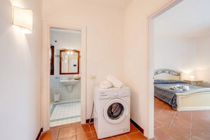 Shower, hair dryer, bidet, towels - Sea Villas 1Km From The Beach, Stintino, Italy (Stintino)