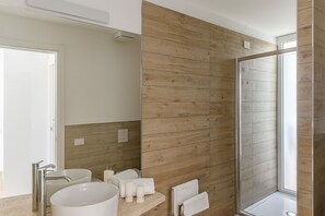 Douche, sĂšche-cheveux, bidet, serviettes fournies