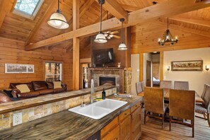 TV, fireplace, foosball - Timber Ridge Luxury Cabin – Your Ultimate Escape (Butler)