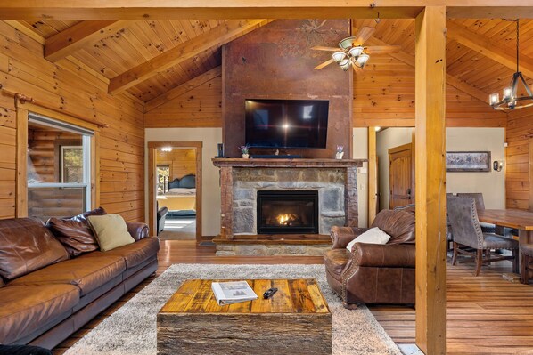 Fernseher, Kamin, Tischfußball