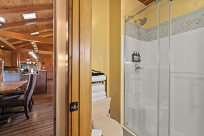 Douche, sèche-cheveux, serviettes fournies