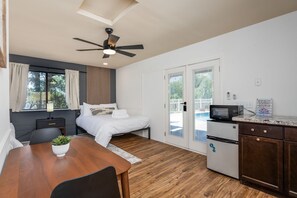 4 bedrooms, WiFi, bed sheets, wheelchair access - Yosemite zen, Pool, Hot tub, Private suite and Views! (oakhurst)