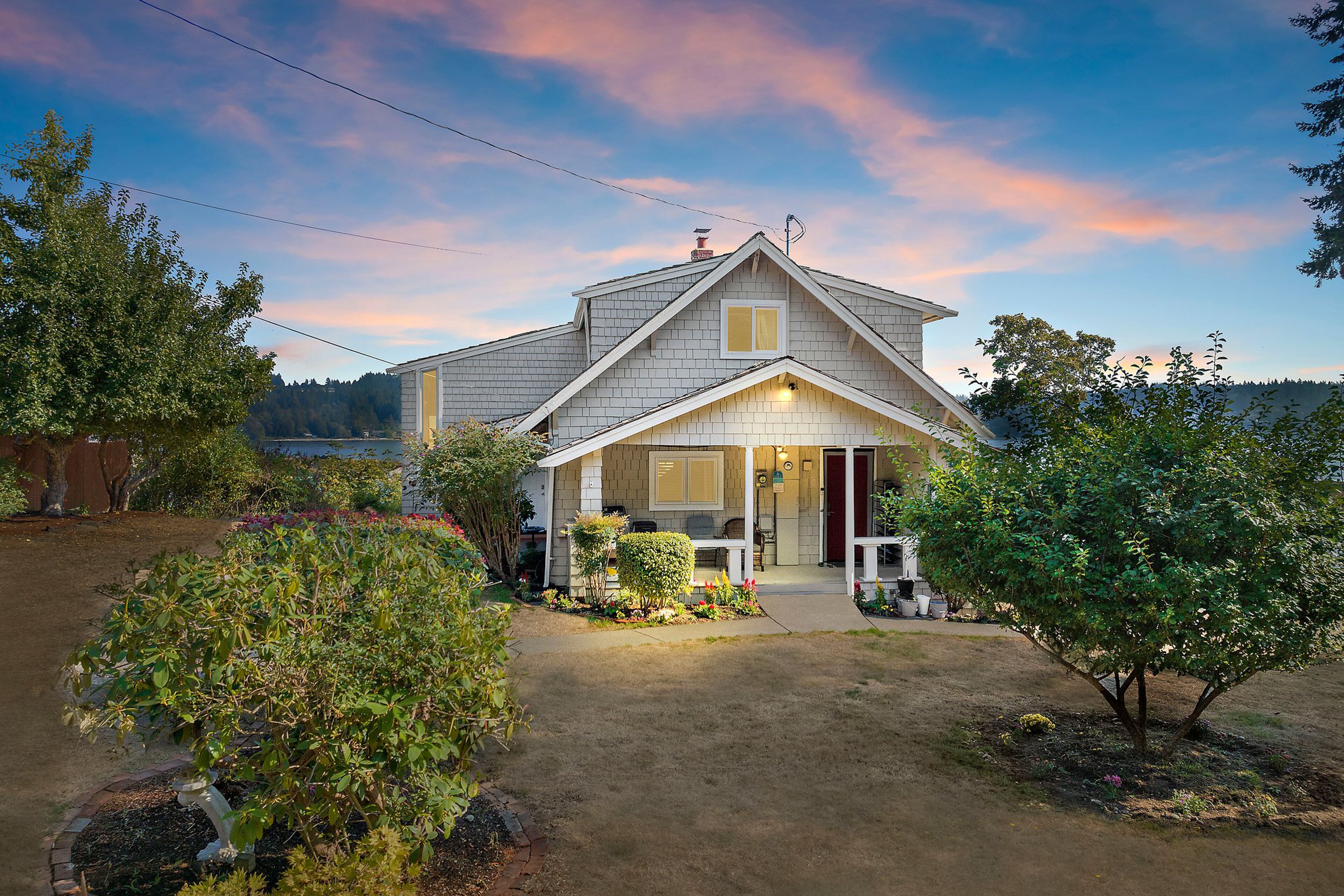 Waterfront home with a firepit, kayaks, grill, & a private washer/dryer