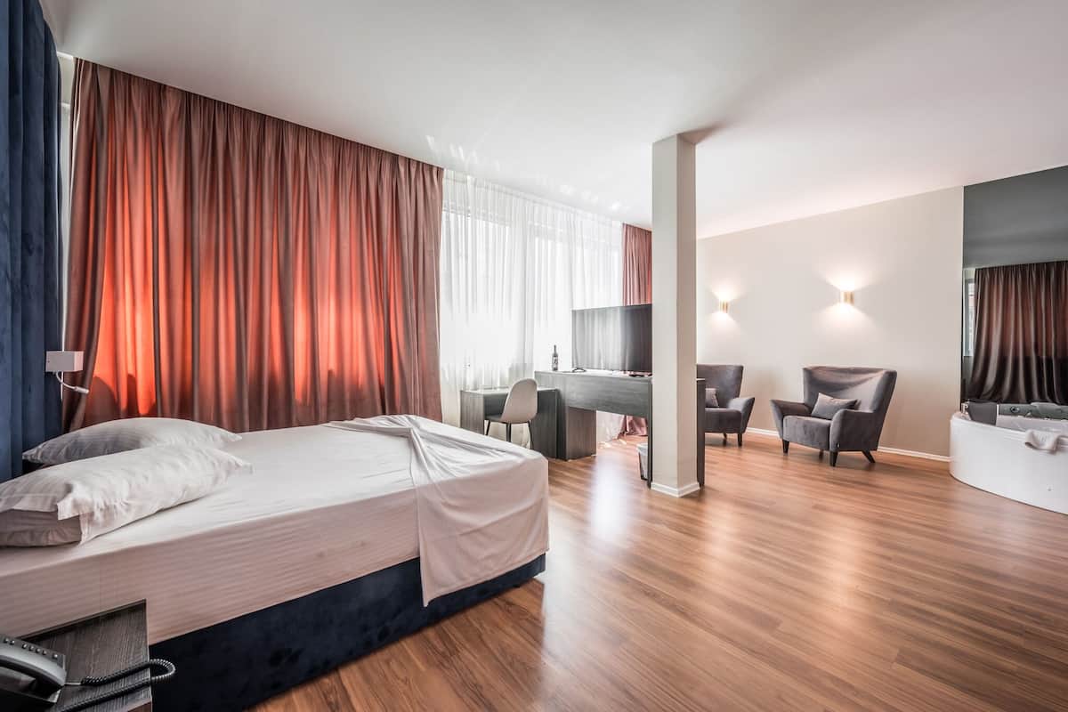 Royal-Studiosuite, 1 Schlafzimmer, Poolzugang, Stadtblick | Bettwäsche aus ägyptischer Baumwolle, hochwertige Bettwaren