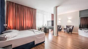 Studio Suite Royal, 1 kamar tidur, akses ke kolam renang, pemandangan kota | Seprai katun Mesir, seprai premium, selimut bulu angsa, dan busa memori
