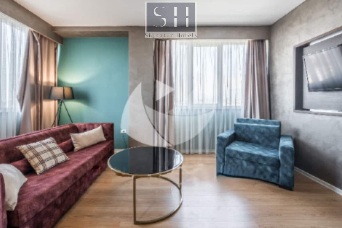 Superior-Dreibettzimmer, 1 Schlafzimmer, Poolzugang, Stadtblick | Bettwäsche aus ägyptischer Baumwolle, hochwertige Bettwaren