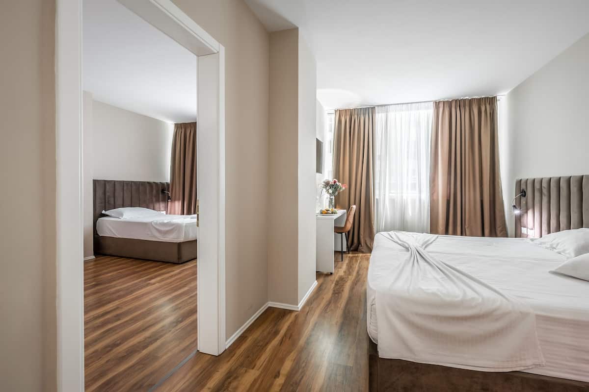 Signature-Vierbettzimmer, 2 Schlafzimmer, Poolzugang, Stadtblick | Bettwäsche aus ägyptischer Baumwolle, hochwertige Bettwaren