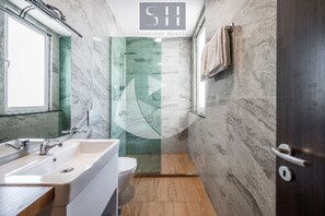 Douche hydromassante, articles de toilette de luxe, sèche-cheveux
