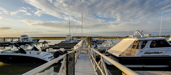 Soothing waterfront villa with patio, dock, kitchen & washer/dryer