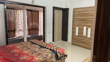 4 bedrooms, WiFi (free), bed sheets
