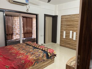 4 عدّة غرف نوم وواي فاي مجانًا وملاءات أسرّة