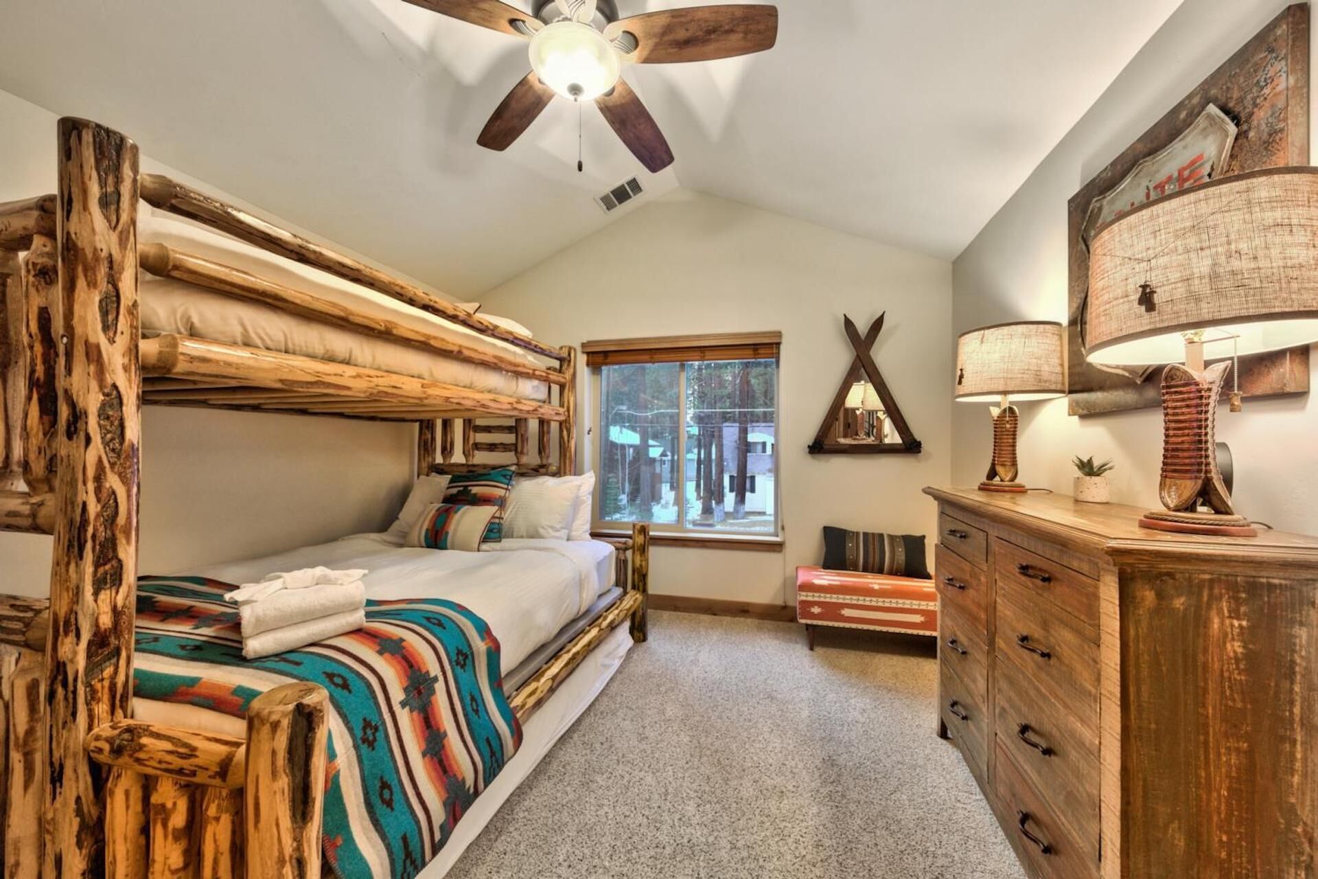 4 habitaciones, tabla de planchar con plancha y cuna de viaje 