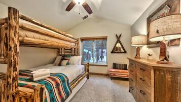 4 habitaciones, tabla de planchar con plancha y cuna de viaje