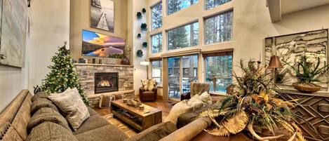 Een smart-tv, een open haard en een dvd-speler