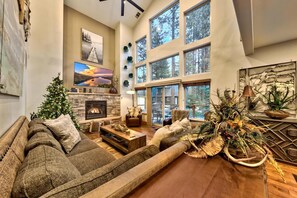 Smart TV, fireplace, DVD player