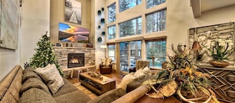 Higher-end Tahoe Mountain Lodge: Hot Tub, Dining Table for 10, Fire Place, EV Charger, Bunk Beds