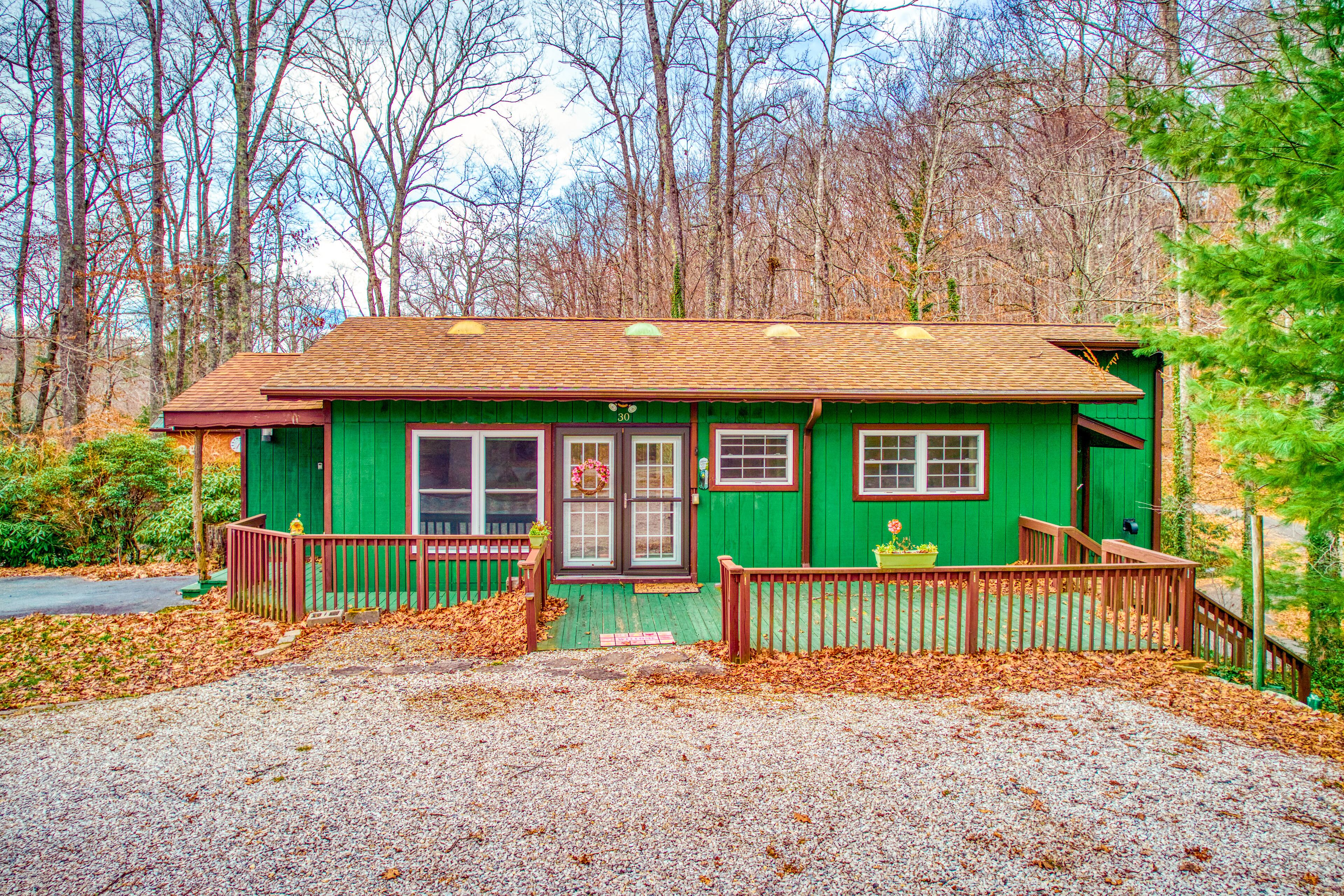 Private dog-friendly home with washer/dryer, patio, full kitchen, & WiFi