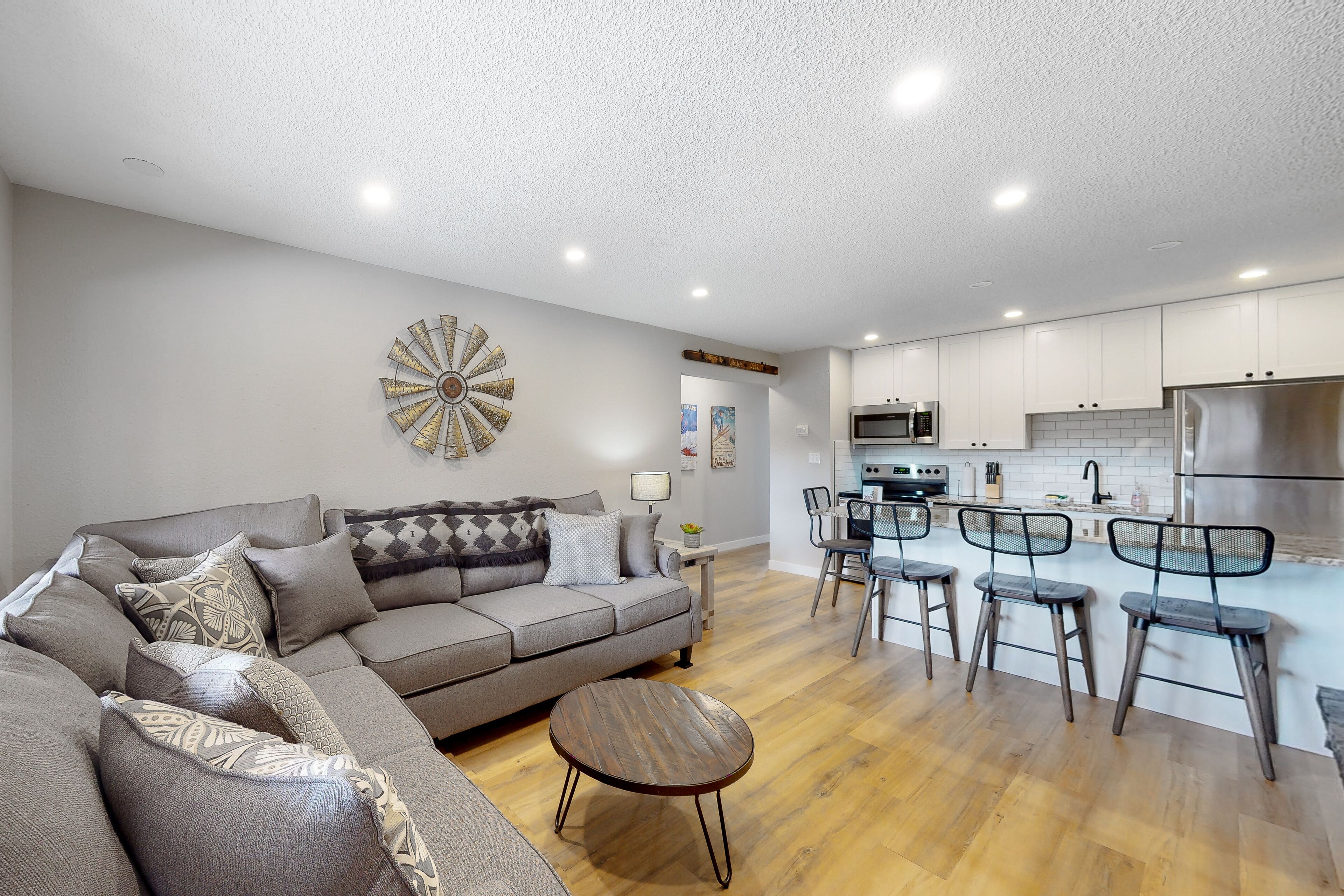 Wonderful condo with hot tub, fireplace, washer/dryer, & patio - skiing nearby