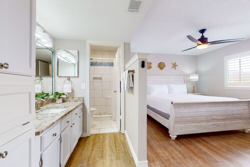 First-floor condo near Whitecap Beach with balcony, pool & dock