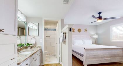 First-floor condo near Whitecap Beach with balcony, pool & dock