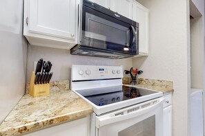 Refrigerador, microondas, horno y parrilla de estufa