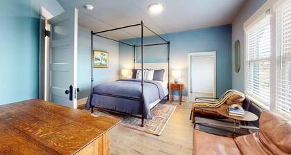 Dog-friendly turn-of-the-century home in Old Town near the Bay