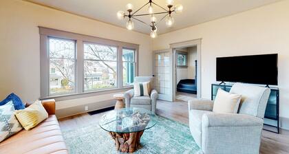 Dog-friendly turn-of-the-century home in Old Town near the Bay