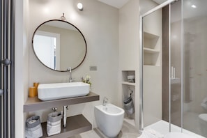 Shower, hair dryer, bidet, towels - Vatican Studio 5C | Terrace with a view (Roma)