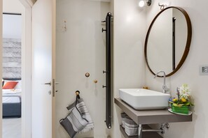 Douche, sèche-cheveux, bidet, serviettes fournies