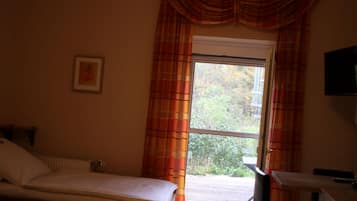 1 bedroom, bed sheets