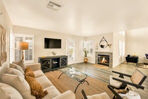 Living area - Pool 4BR 3BA House - Near Strip, Tivoli Village, Shops, Restaurants, Parks (Las Vegas)