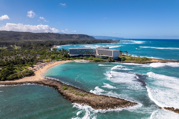 En la playa, sillas reclinables de playa, toallas de playa