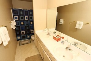 Badewanne, Haartrockner, Handtücher