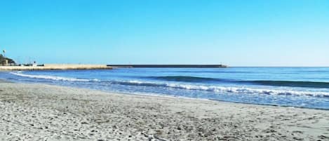 Una spiaggia nelle vicinanze