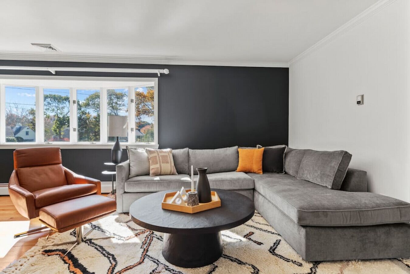 Smart-TV, Tischtennisplatte, Bücher, Stereoanlage