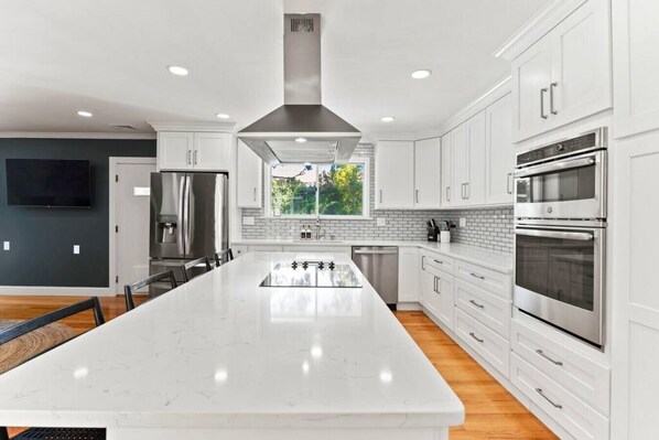 Refrigerador, microondas, horno, placa de cocina