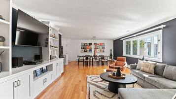 Smart-TV, Tischtennisplatte, Bücher, Stereoanlage