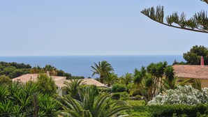 A coastal property with a view of the sea, surrounded by greenery and a tiled-roof building. - Puravida - Javea, Costa Blanca (Javea)