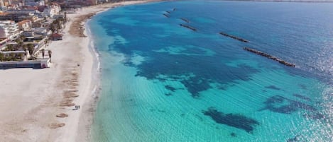 Una spiaggia nelle vicinanze