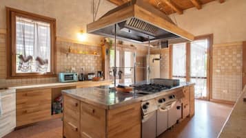 Fridge, oven, dishwasher, cookware/dishes/utensils