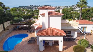 A villa with a swimming pool, outdoor seating, and a view of the surrounding landscape. - Vacation home Johlim by Interhome (Moraira)